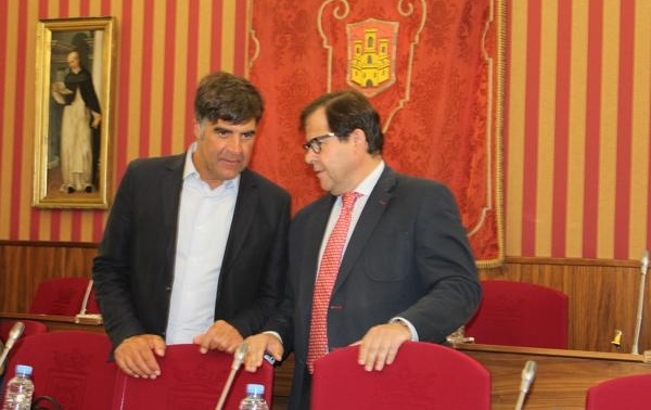 Salvador de Foronda departiendo con Fernando Gómez antes de iniciarse el Pleno. 